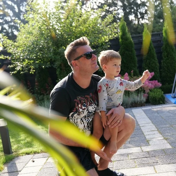 Wzruszające zdjęcie gwiazdora disco polo z synem rozczuliło internautów! Tak spędza czas Sylwek Gazda - Power Play! 