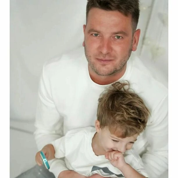 Uwielbiany wokalistka disco polo Sylwester Gazda Power Play pochwalił się synem ”Podobno, podobny”. Fani pod wrażeniem!