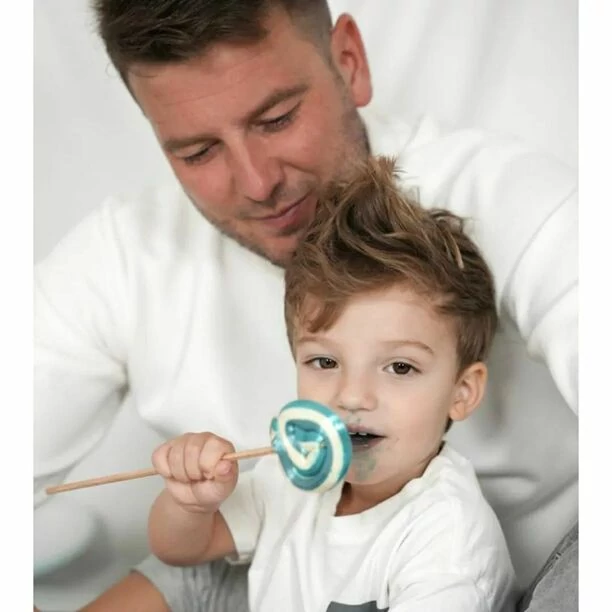 Uwielbiany wokalistka disco polo Sylwester Gazda Power Play pochwalił się synem ”Podobno, podobny”. Fani pod wrażeniem!