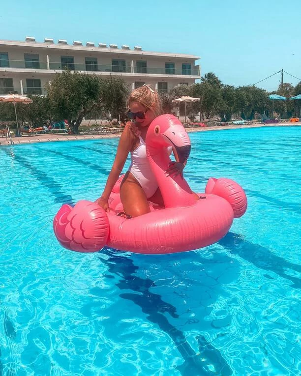 Uwielbiana wokalistka disco polo odsłoniła swoje wdzięki na Rodos! Paula Woźniak z formacji Enjoy jest najszczęśliwszą kobietą pod słońcem! Znamy powód!
