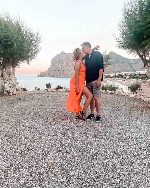 Uwielbiana wokalistka disco polo odsłoniła swoje wdzięki na Rodos! Paula Woźniak z formacji Enjoy jest najszczęśliwszą kobietą pod słońcem! Znamy powód!
