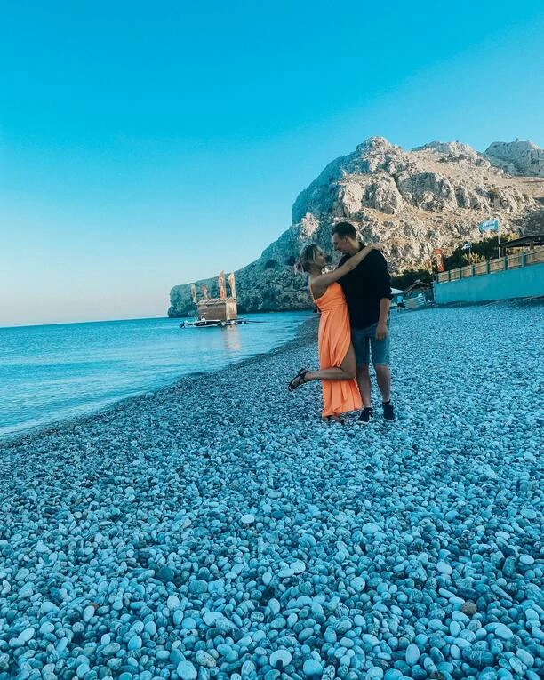 Uwielbiana wokalistka disco polo odsłoniła swoje wdzięki na Rodos! Paula Woźniak z formacji Enjoy jest najszczęśliwszą kobietą pod słońcem! Znamy powód!
