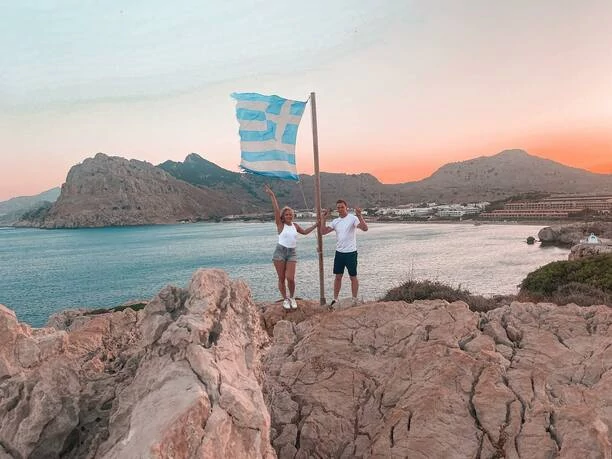 Uwielbiana wokalistka disco polo odsłoniła swoje wdzięki na Rodos! Paula Woźniak z formacji Enjoy jest najszczęśliwszą kobietą pod słońcem! Znamy powód!
