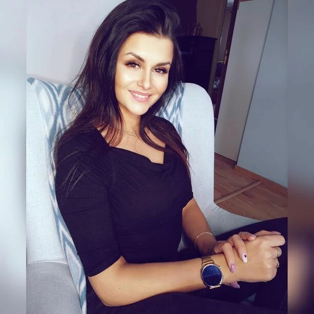 Znana wokalistka przyłapana podczas obowiązków domowych ”Pani domu jak z obrazka”. Internauci zachwyceni!
