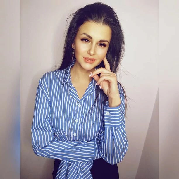 Znana wokalistka przyłapana podczas obowiązków domowych ”Pani domu jak z obrazka”. Internauci zachwyceni!
