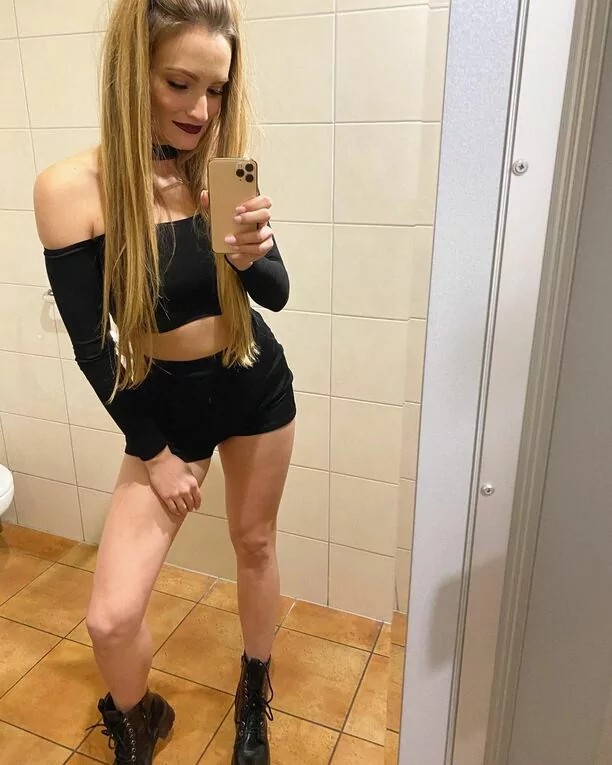 Piękna gwiazda disco polo kusi seksowną sukienką z wielkim dekoltem! Fanom opadły szczęki! 