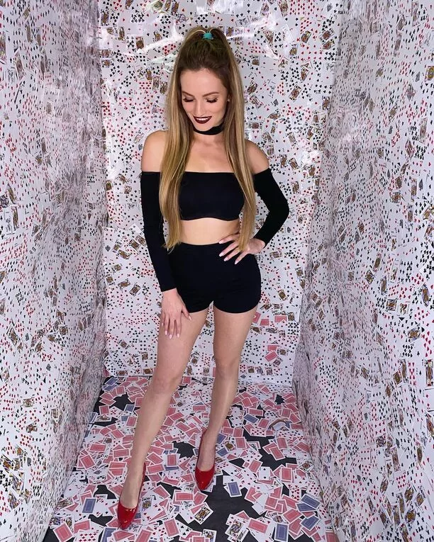 Piękna gwiazda disco polo kusi seksowną sukienką z wielkim dekoltem! Fanom opadły szczęki! 