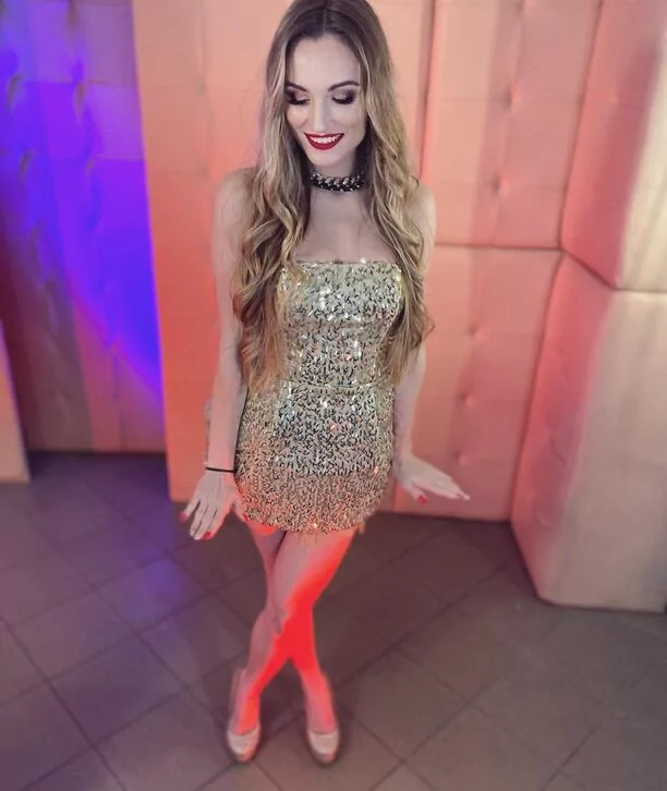 Piękna gwiazda disco polo kusi seksowną sukienką z wielkim dekoltem! Fanom opadły szczęki! 