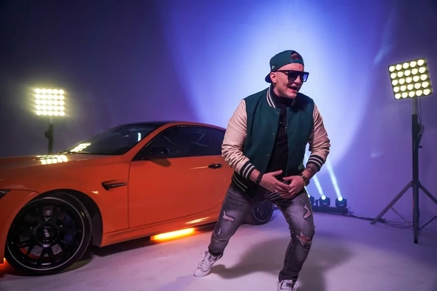 Zespół Nokaut powraca z nową piosenką i teledyskiem pt. „Unosi mnie wiatr„