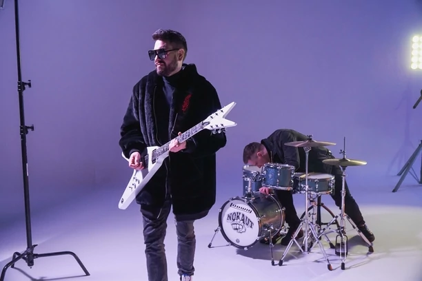 Zespół Nokaut powraca z nową piosenką i teledyskiem pt. „Unosi mnie wiatr„