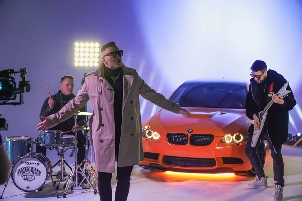 Zespół Nokaut powraca z nową piosenką i teledyskiem pt. „Unosi mnie wiatr„