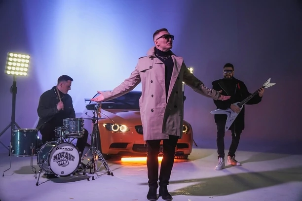 Zespół Nokaut powraca z nową piosenką i teledyskiem pt. „Unosi mnie wiatr„