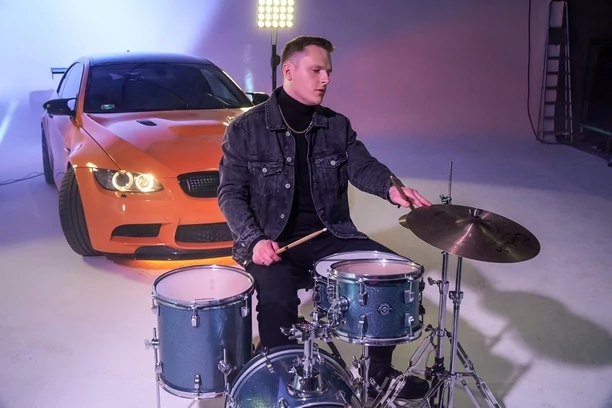 Zespół Nokaut powraca z nową piosenką i teledyskiem pt. „Unosi mnie wiatr„