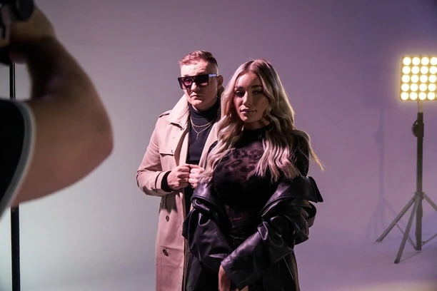 Zespół Nokaut powraca z nową piosenką i teledyskiem pt. „Unosi mnie wiatr„