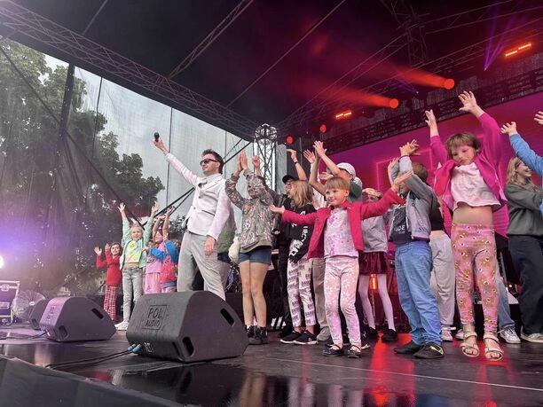 Disco polo na szczycie popularności?! Niesamowite tłumy na koncercie zespołu After Party w Łęczycy!
