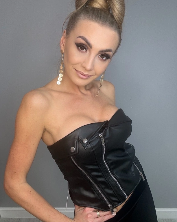 Piękna Joanna Narożna zachwyca ogromnym biustem i idealną figurą! 