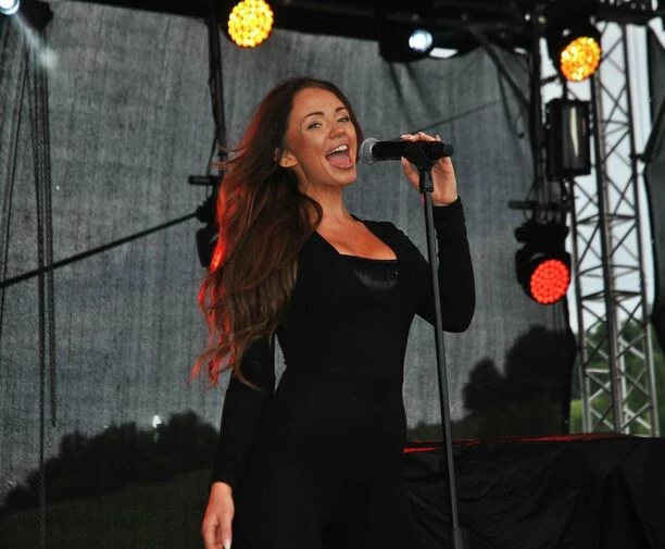 Prześliczna gwiazda disco polo zachwyca smukłą figurą i zgrabnymi nogami! To najbardziej ponętna wokalistka?