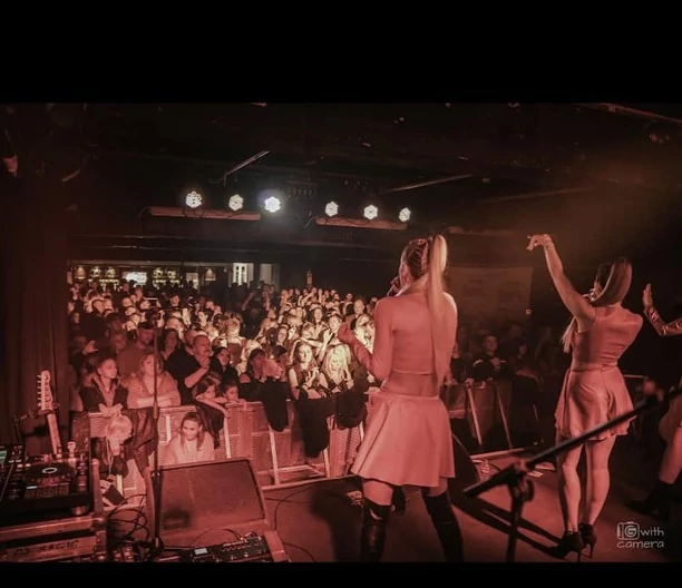 Wokalistki zespołu Top Girls opuściły kraj! Gwiazdy podzieliły się istotną informacją i materiałem! 