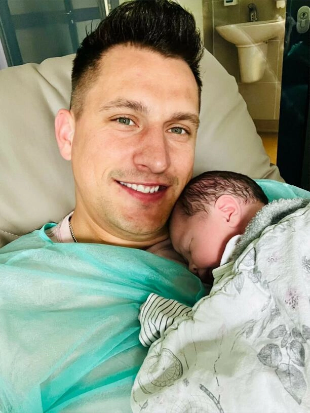 Wokalista disco polo został ojcem po raz trzeci! Gratulacje dla Przemka Eratox! Poznajcie małego Oskara. 