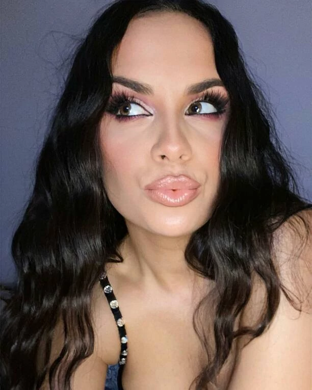 Milena Grzywacz z zespołu Szpilki zaskakuje swoich fanów odważnym zdjęciem! Gorący buziak i gorąca wpadka na nowej fotce?!