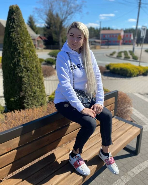 Magda narożna już tak nie wygląda! Gwiazda grupy Piękni i Młodzi zdecydowała się na totalną zmianę! [Zdjęcia]