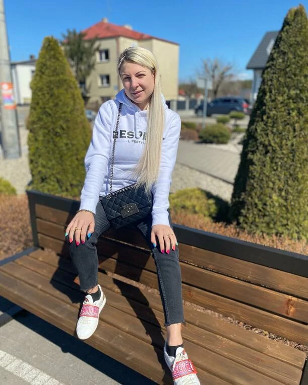 Magda narożna już tak nie wygląda! Gwiazda grupy Piękni i Młodzi zdecydowała się na totalną zmianę! [Zdjęcia]