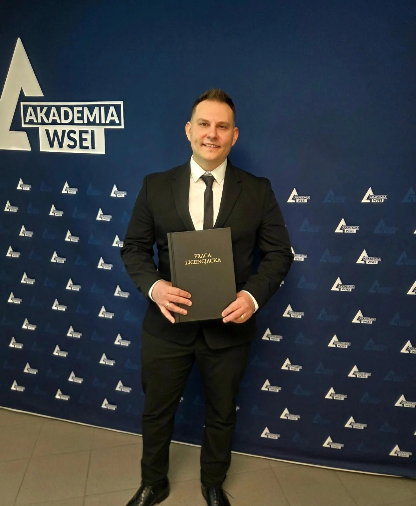 Arek Rybczyński z zespołu Prezydent obronił pracę licencjacką. Gitarzysta disco polo z dyplomem