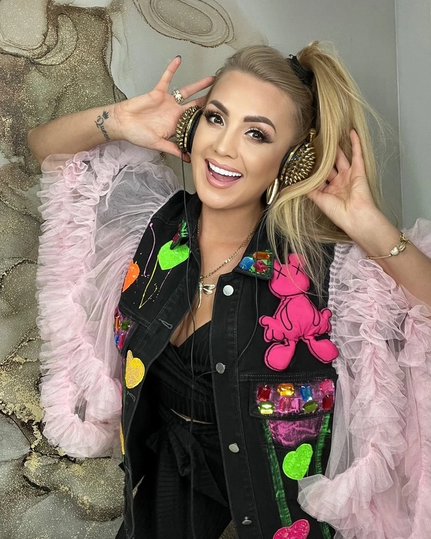 Wygląda obłędnie! Joanna Narożna to faktycznie najpiękniejsza żona w świecie disco polo?! Zobaczcie te zdjęcia! Opadną Wam szczęki!