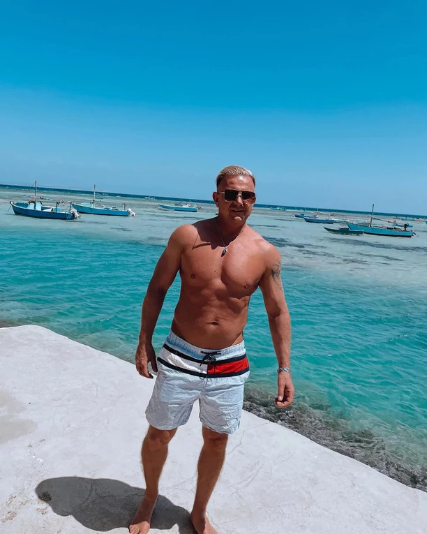 Bartek Padyasek DBomb zachwyca wyrzeźbionym ciałem! Gwiazdor disco polo pokazał się bez koszulki! FOTO