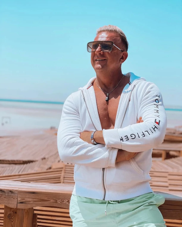 Bartek Padyasek DBomb zachwyca wyrzeźbionym ciałem! Gwiazdor disco polo pokazał się bez koszulki! FOTO