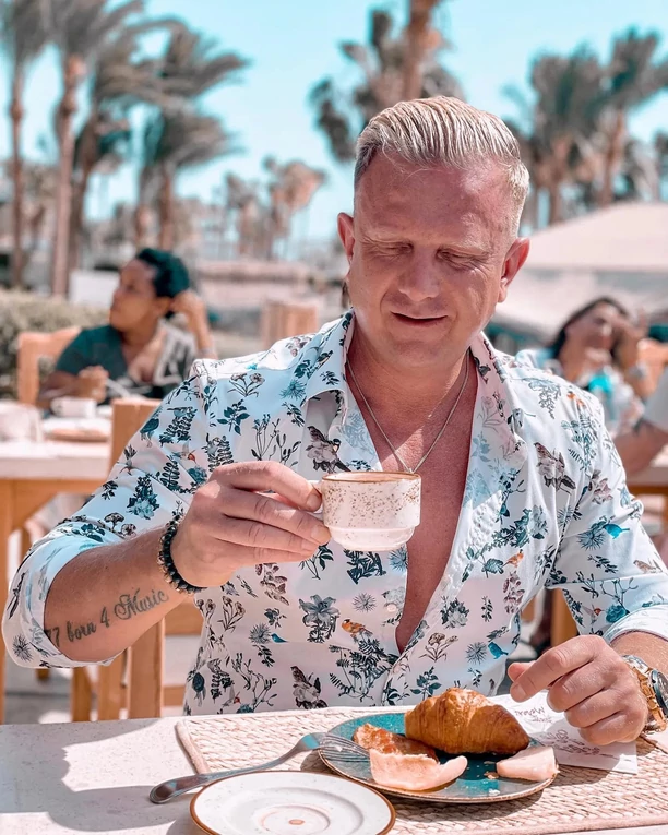 Bartek Padyasek DBomb zachwyca wyrzeźbionym ciałem! Gwiazdor disco polo pokazał się bez koszulki! FOTO