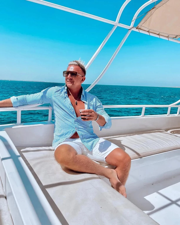 Bartek Padyasek DBomb zachwyca wyrzeźbionym ciałem! Gwiazdor disco polo pokazał się bez koszulki! FOTO