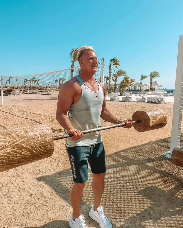 Bartek Padyasek DBomb zachwyca wyrzeźbionym ciałem! Gwiazdor disco polo pokazał się bez koszulki! FOTO