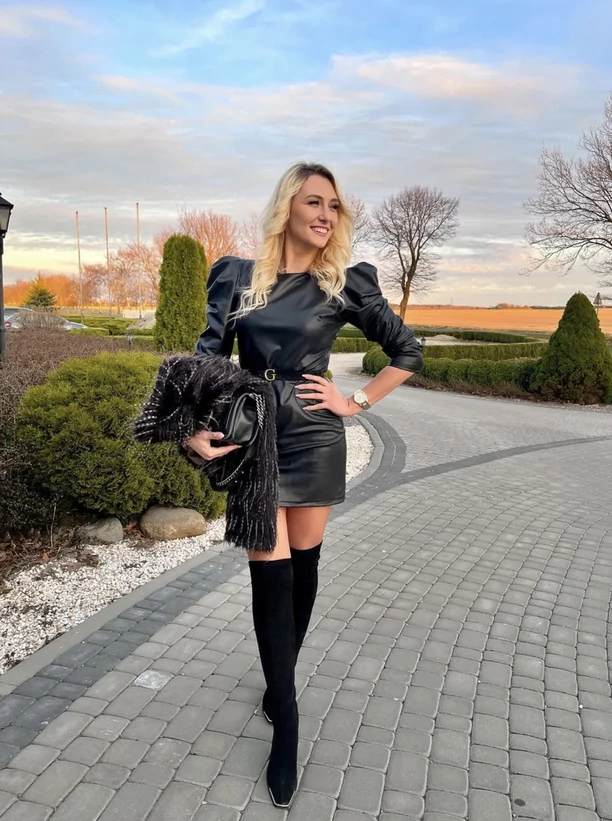 Piękna gwiazdeczka disco polo w kuszącym wydaniu! Uwagę zwracają jej zgrabne nogi!