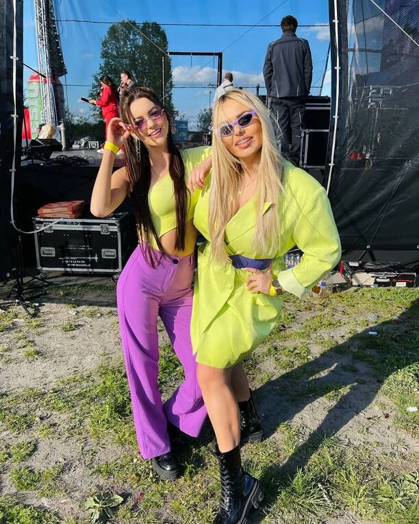 Wokalistki duetu Topky zaskoczyły strojem! Zobaczcie, w czym gwiazdy disco polo wyszły na scenę FOTO