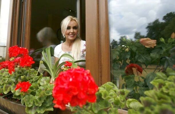 Teresa Werner mieszka w pałacu? Szokujące wnętrza domu ikony polskiej muzyki! To są dopiero luksusy! 