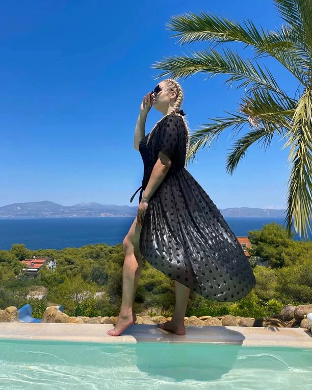 Paula Karpowicz Topky kusi bez opamiętania podczas odpoczynku na wakacjach! Gwiazda disco polo wypoczywa z ukochanym w Grecji - wygląda jak „Bogini„!
