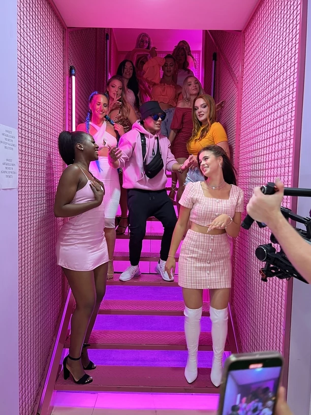 Skolim z nową propozycją pt. „Kiss Me Baby„! To będzie jeszcze większy hit niż „Wyglądasz idealnie„?!