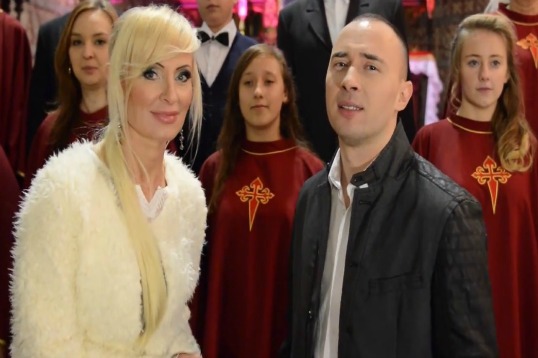 Premiera klipu: Gesek i Mejk wprowadzają Polaków w świąteczny nastrój