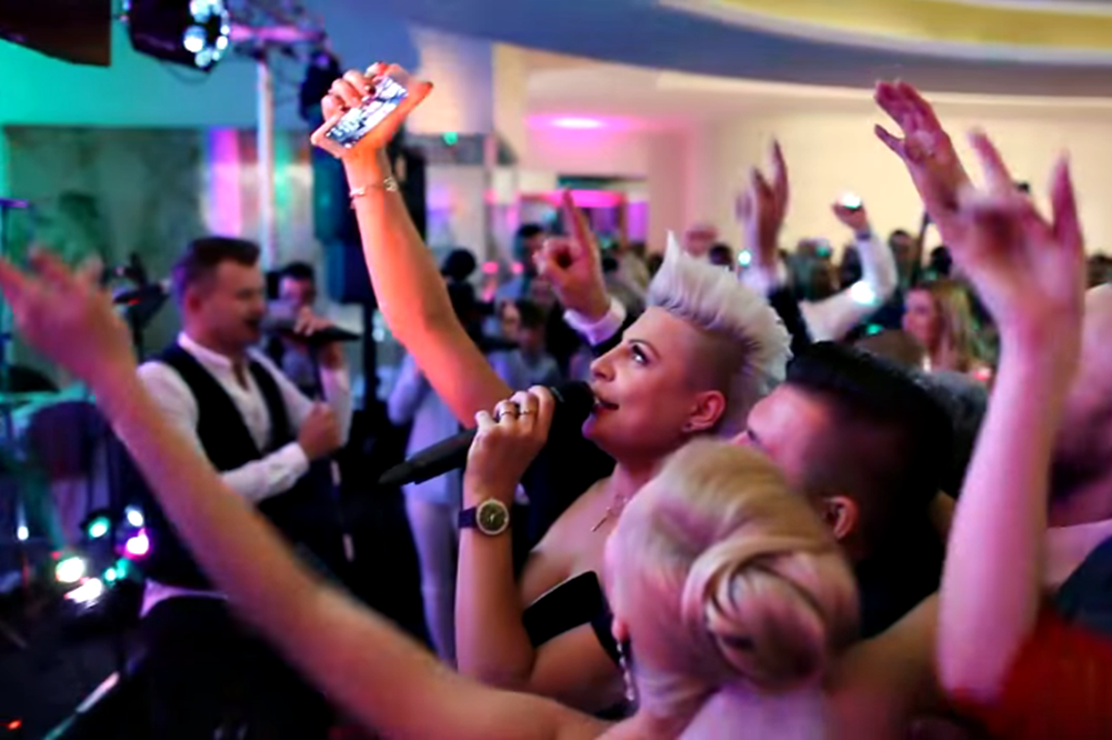 Było mega radośnie! – Piękni i Młodzi zagrali na weselu | VIDEO