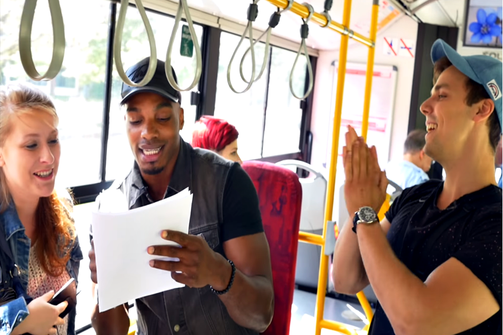 Reakcje ludzi są bezcenne - zobaczcie autobusowe karaoke discopolowe | VIDEO