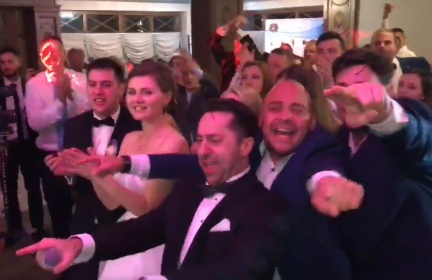 Wzruszająca chwila! Marcin Miller zaśpiewał na weselu syna! | VIDEO