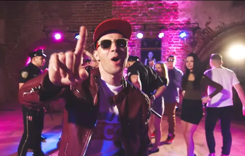 Gesek wyczarował przebój pt. "Pij pij mała"?!