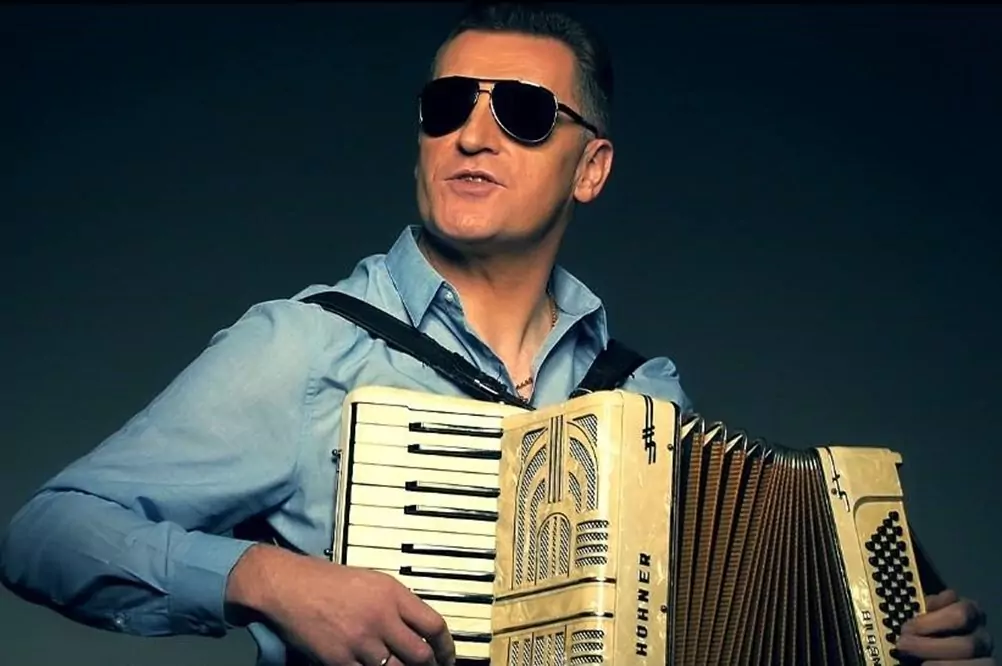 Zespół AS odświeżył kultową produkcję pt. W słońcu Miami | PREMIERA