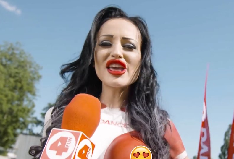 Siostra Godlewska po meczu zaśpiewała nago dla Polskich piłkarzy | VIDEO
