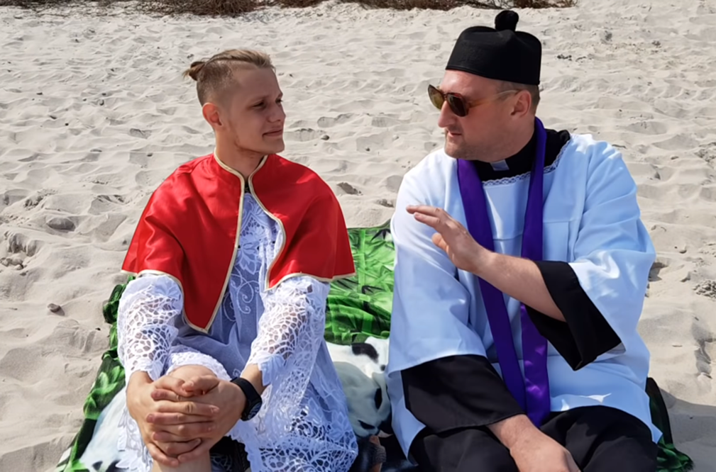 Grono duchownych z branży disco polo na plaży! Video podbija internet! Siostra Klara sprzedaje rogaliki | VIDEO