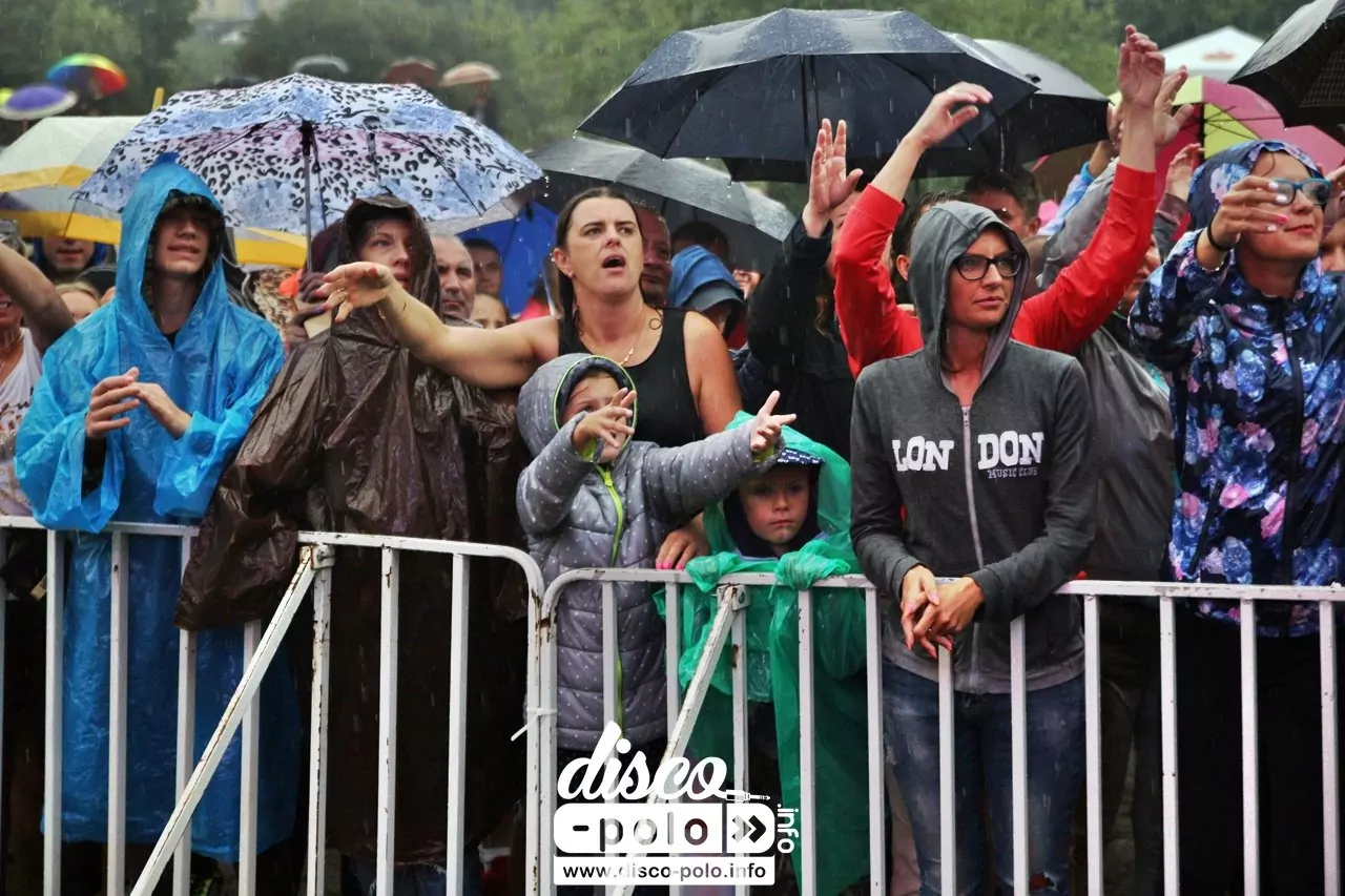 Formacja Playboys rozgoniła deszczowe chmury! Zobaczcie niecodzienne nagranie z koncertu! | VIDEO