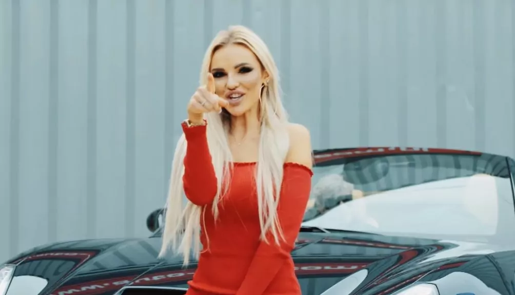 Seksowna wokalistka z gorącą premierą pt. "Zostań" | VIDEO