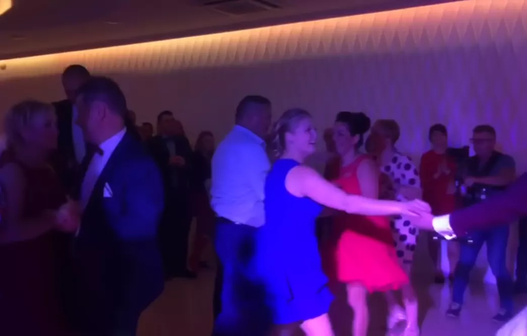 Wyjątkowy duet gwiazd disco polo skradł show weselne! Goście się tego nie spodziewali | VIDEO