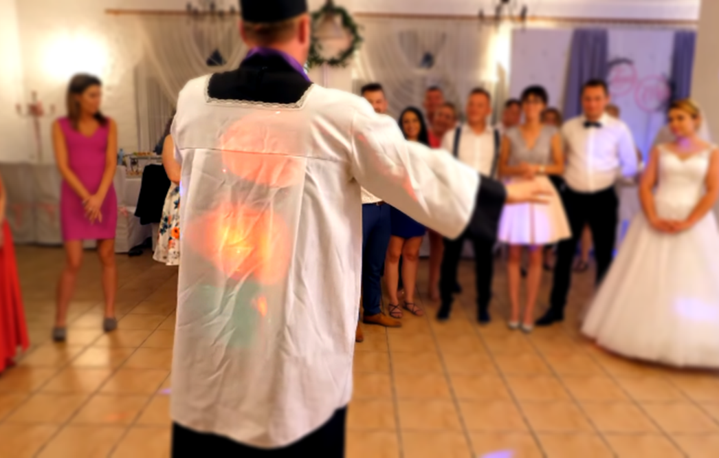 Ksiądz proboszcz zaprasza do tańca przy disco polo! Parafialny zespół za zgodą Państwa Młodych zagrał na weselu!
